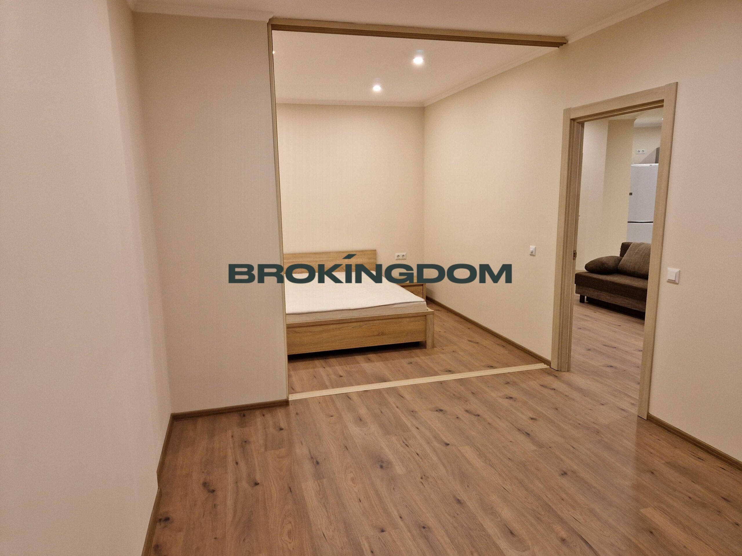 Продаж 2к квартири 65 кв. м на вул. Світла 3Д