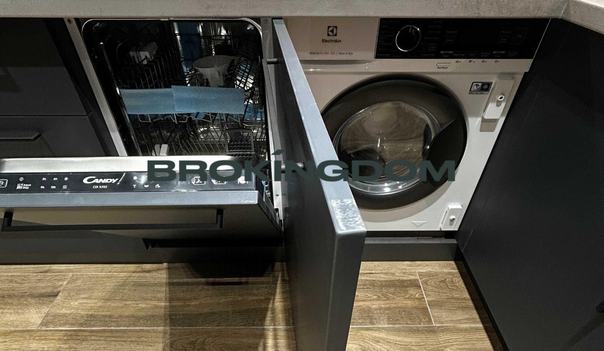 9298a623ec6b47492947f1d7811830d1