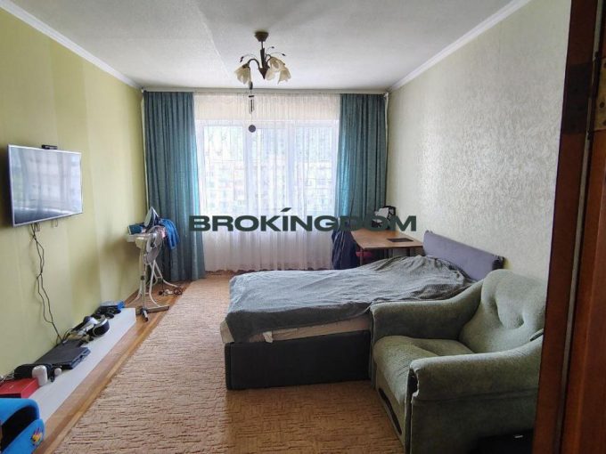 Продам 3 кімнатну квартиру по вул.Вірменська 3(метро Вирлиця)