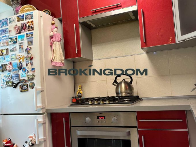 Продаж 1-кімнатна, євроремонт Вереснева 12