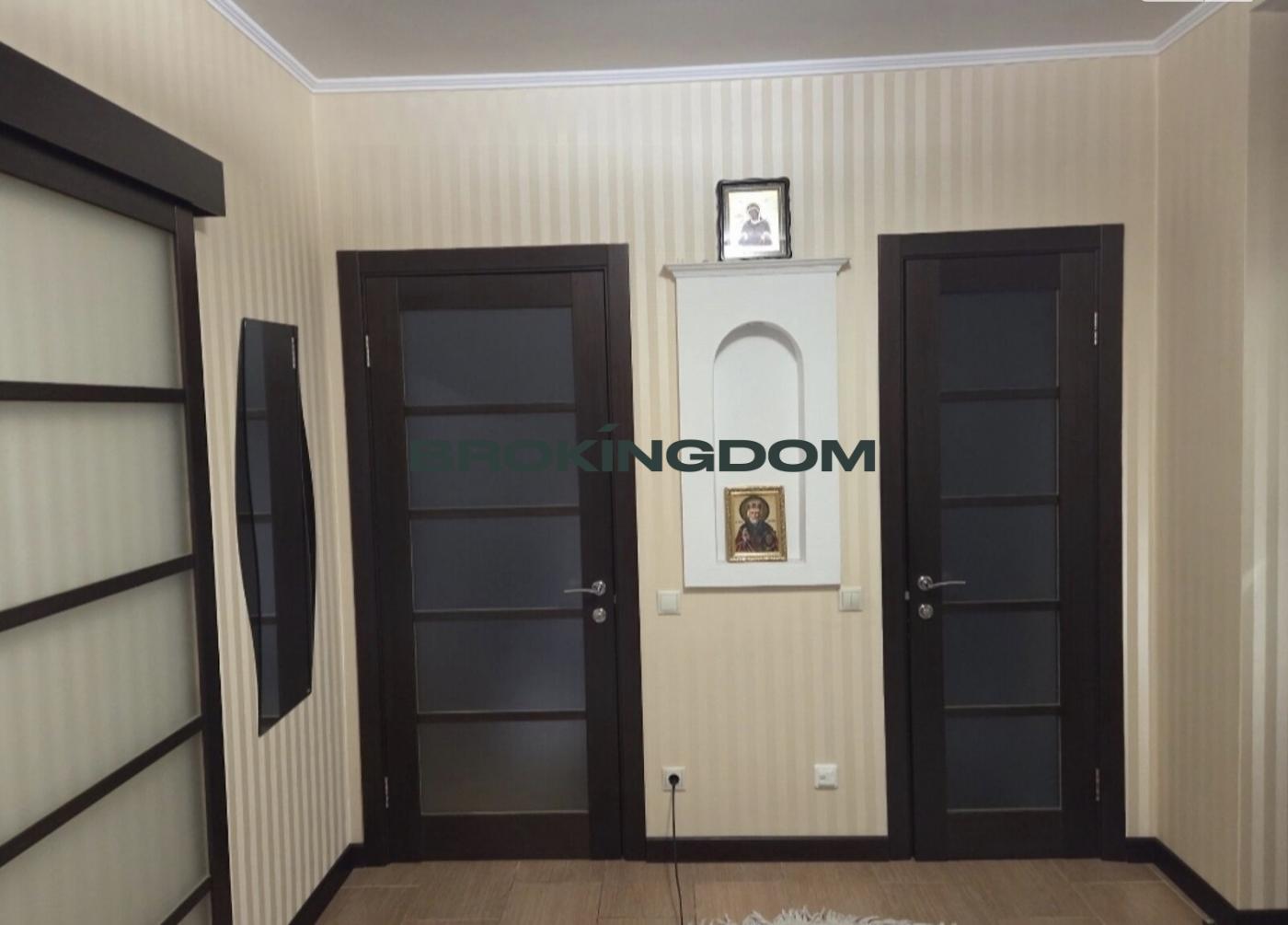 Продаж 2к квартири 72 кв. м. Дніпровська набережна