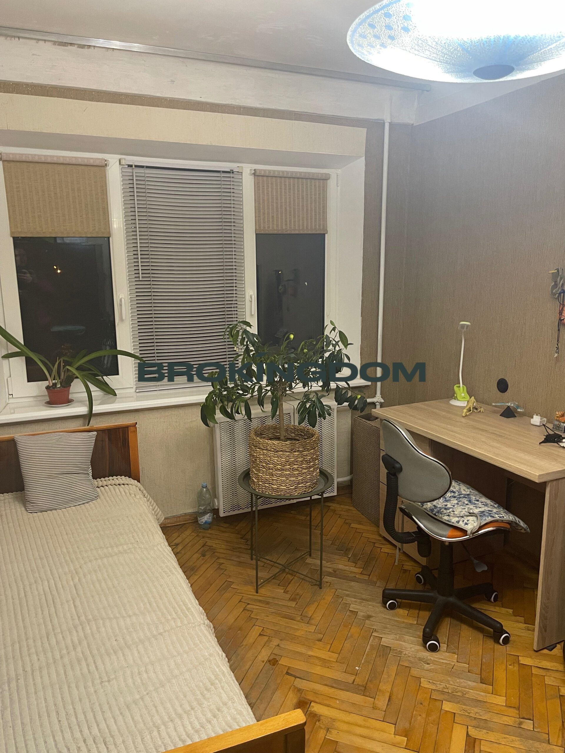 Продаємо  2 кімн. квартиру в Києві на Гната Юри, 5
